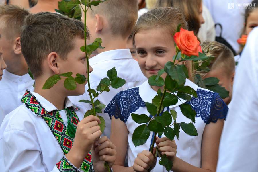 Кульки і квіти: у Луцькій школі № 9 святкували День знань (фото)