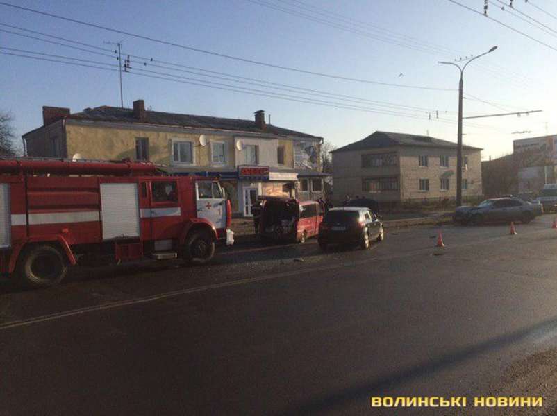 Потрійна аварія у Луцьку: потовклися два 