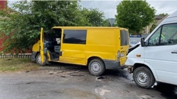 У Нововолинську на перехресті зіткнулися два буси – постраждалу забрала «швидка» (фото)