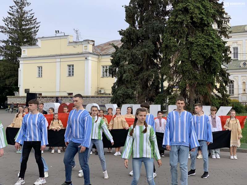 «Нитка Єдності»: у Луцьку пройшов флешмоб до Дня вишиванки (фото)