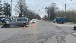Є постраждалі: повідомили деталі аварії на перехресті в Луцьку (фото, відео)