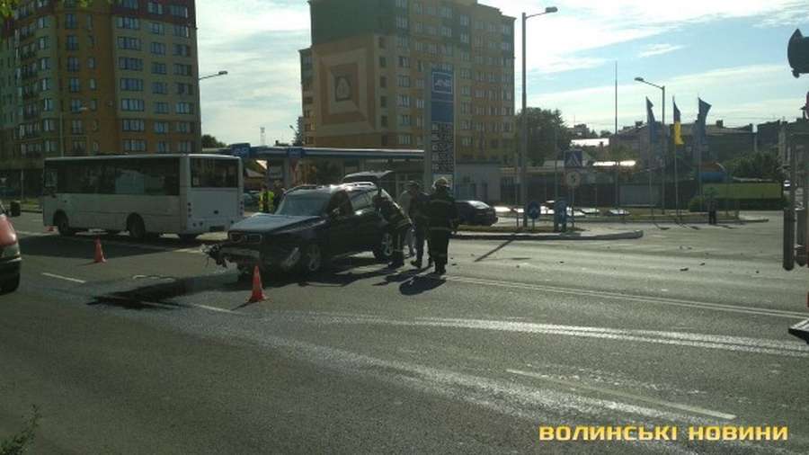 Аварія у Луцьку: позашляховик зіткнувся з автобусом (фото) 