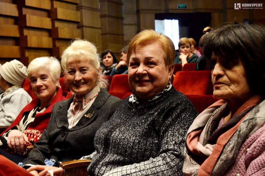Вистава про буденність і любов: луцькі пенсіонери безкоштовно відвідали театр  (фото)