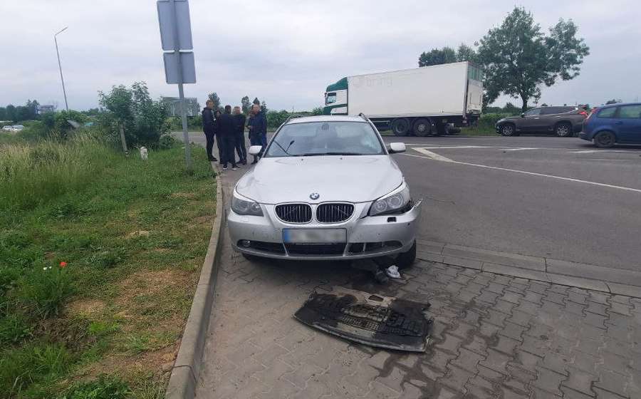 Біля АЗС під Луцьком зіткнулися BMW та Volkswagen (фото)