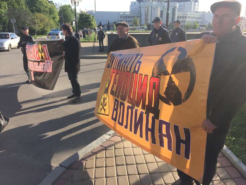 Під Волинською ОДА – десятки людей з плакатами (фото)