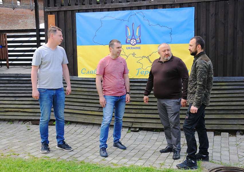 На Луцькому замку почепили банер на знак підтримки збірної України з футболу (фото)