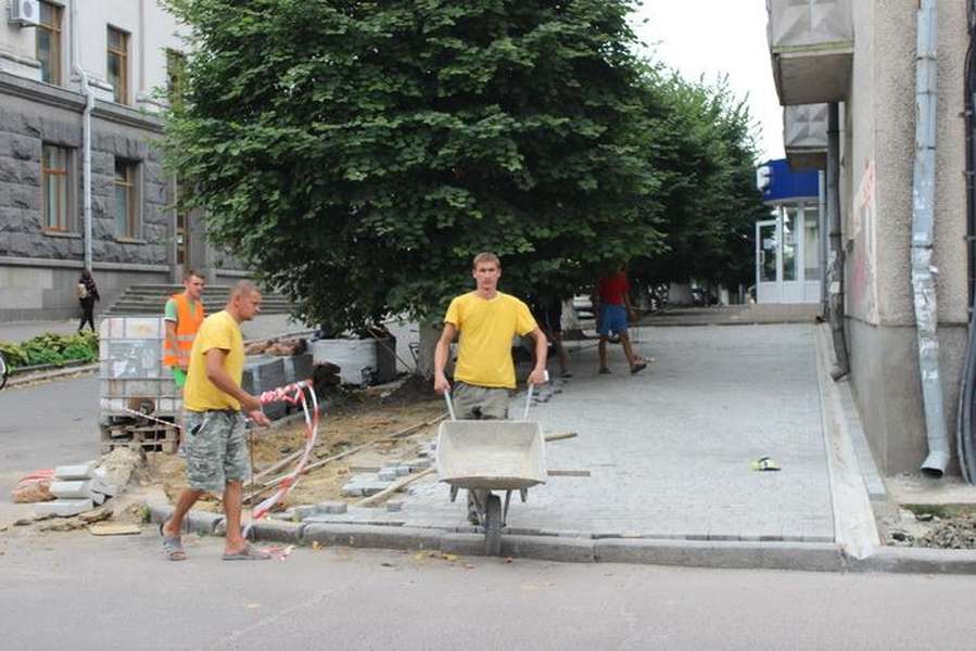 У центрі Луцька почали ремонтувати вулицю (фото)