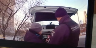 У Луцьку патрульні оштрафували чоловіка на парковці за «п'яне сидіння» (відео)