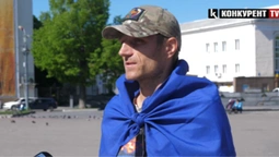 Долає пішки тисячі кілометрів задля збору коштів на ЗСУ: азовець Петро Скрипка – у Луцьку (відео)