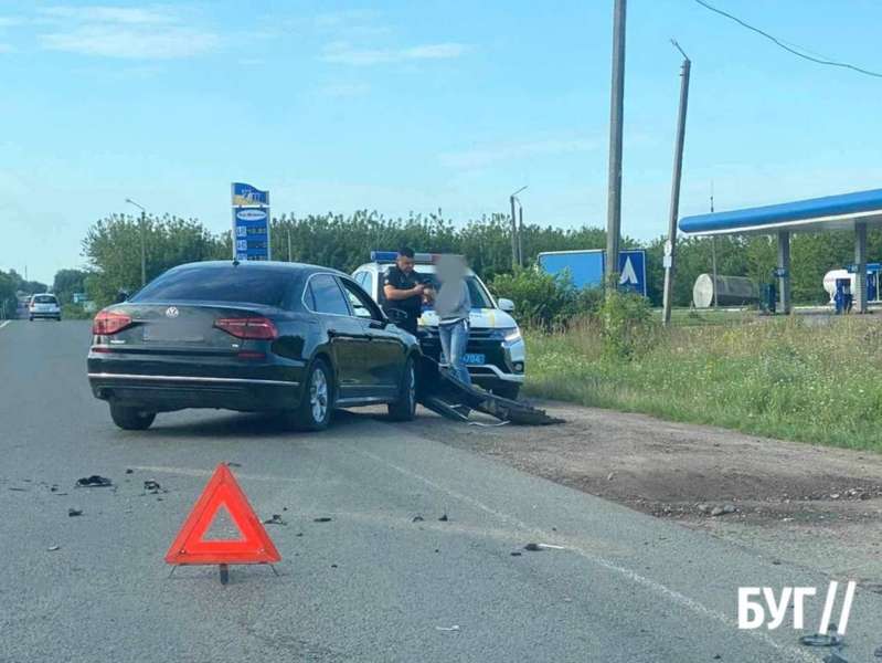 У Нововолинську біля заправки зіткнулися Volkswagen і Renault (фото)