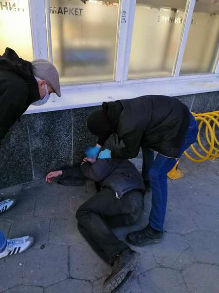 У центрі Луцька рятували чоловіка, що лежав без свідомості (фото)