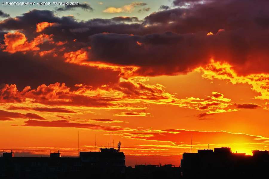 Літо попрощалося вогняним заходом сонця: фото з Луцька