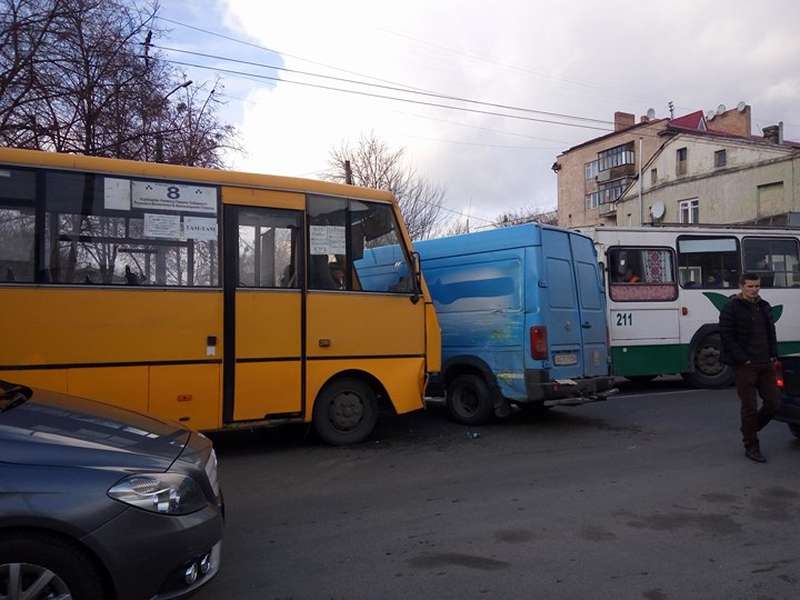 Аварія у Луцьку: не розминулися бус і маршрутка (фото)