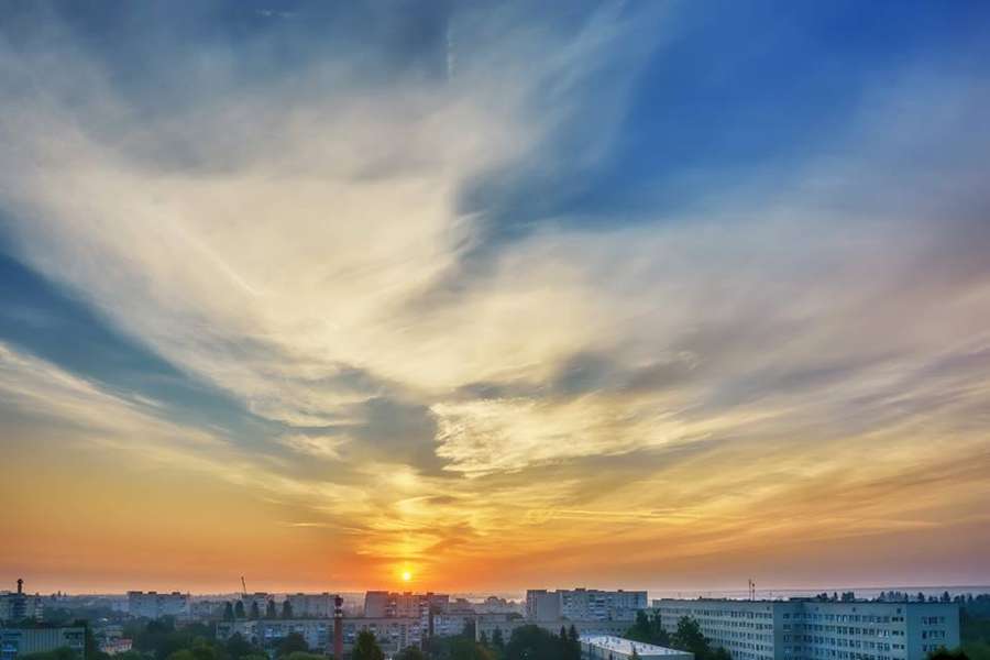Луцький фотограф показав дивовижні світлини ранкового міста (фото)