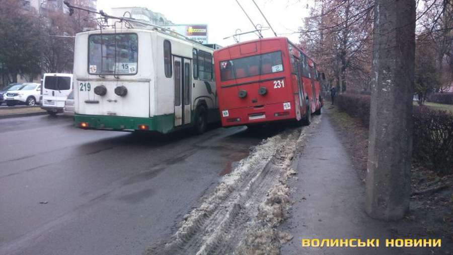 Не трамвай, але і не об'їхав: у Луцьку тролейбус «поцілував» таксі (фото)