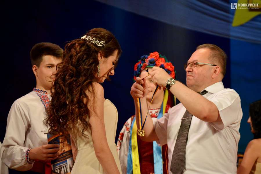 128 медалістів: у Луцьку привітали найкращих випускників (фото)