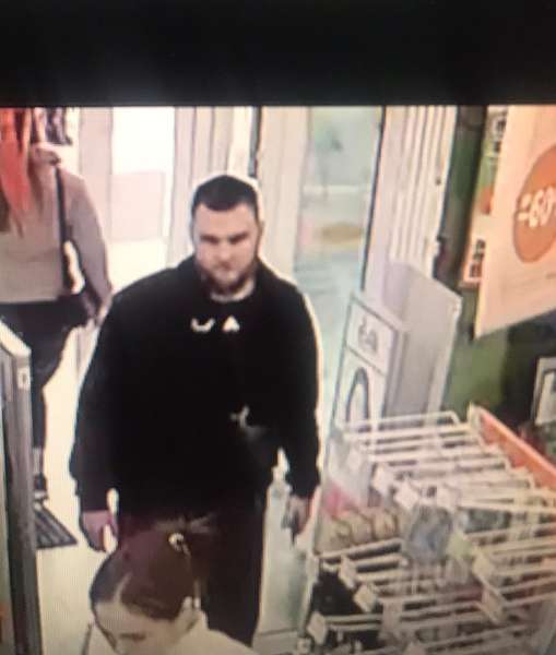 Крадіжка в магазині: небайдужих волинян просять допомогти впізнати чоловіка й жінку (фото)