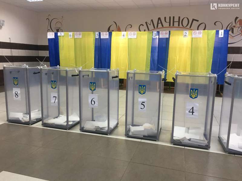 Як на дільницях у Луцьку стартувало голосування (фото)