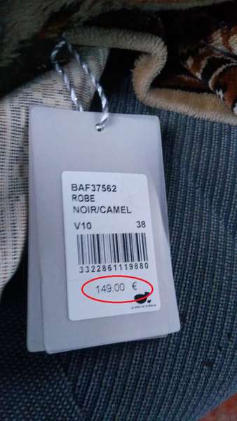 В «Устилузі» у бусі знайшли незаконний одяг вартістю 86 тисяч гривень (фото)