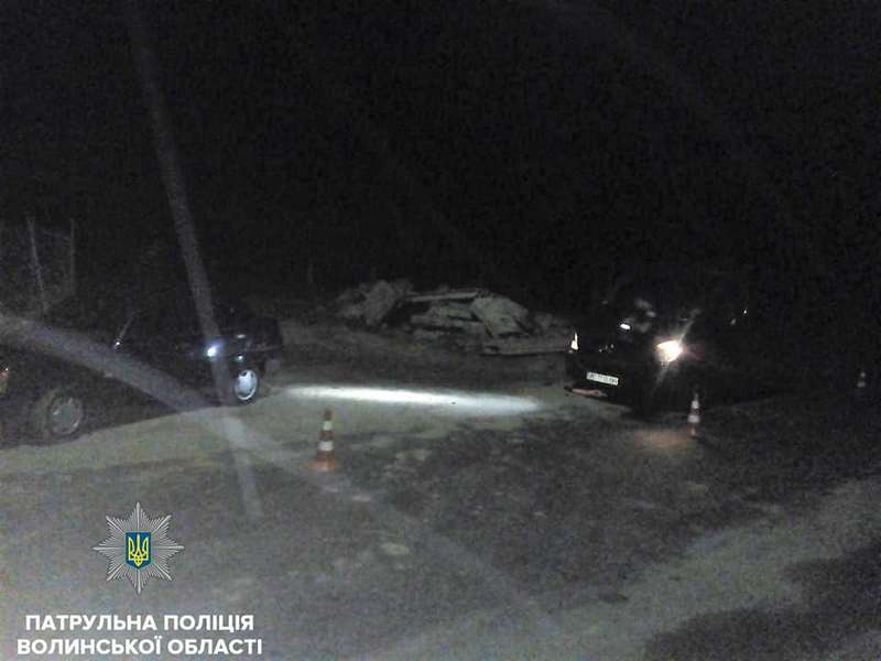 У Луцьку п'яний водій в'їхав у припарковане авто (фото)