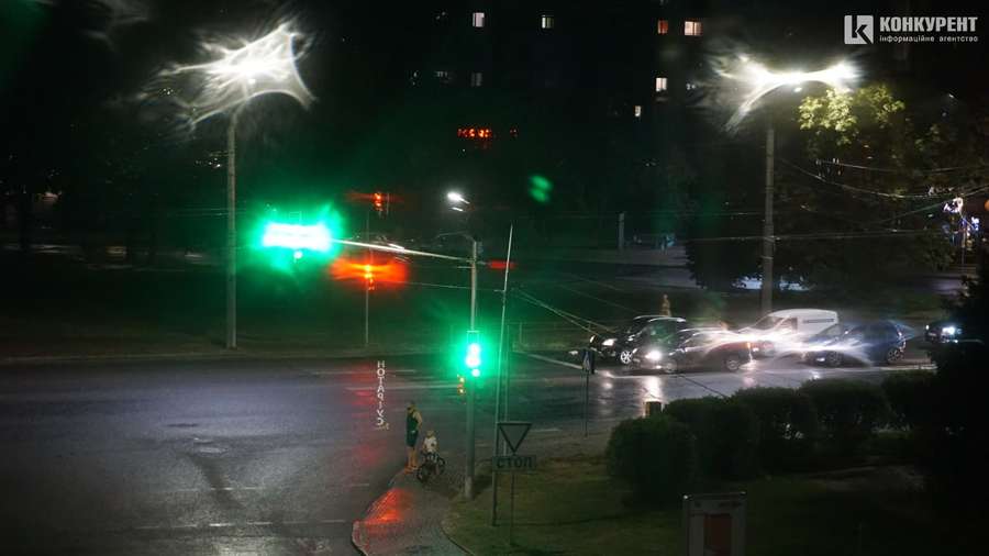 Шквальний вітер, блискавка та дощ: у Луцьку неочікувано змінилась погода (фото, відео)