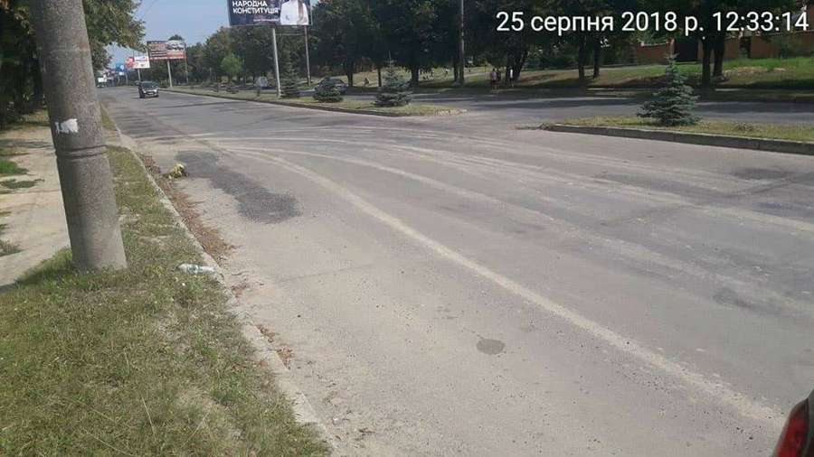 Будівельників змусили прибрати вулицю в Луцьку (фото) 