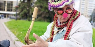 «Берет і шарф – це мамина робота»: історія вуличного музиканта з Луцька (фото)