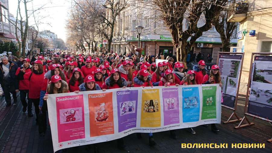 У Луцьку більше тисячі студентів вийшли на акцію підтримки ВІЛ-інфікованих людей