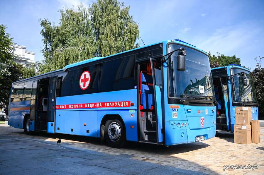 Епіфаній освятив автобуси для евакуації поранених, які придбали волиняни (фото)