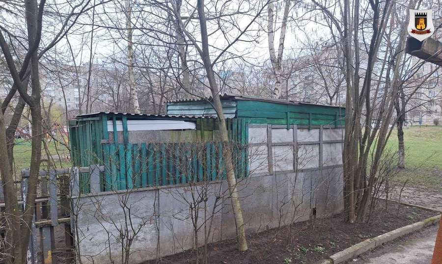 Муніципали розібрали  «самовільну» бесідку біля будинку у Луцьку (фото)