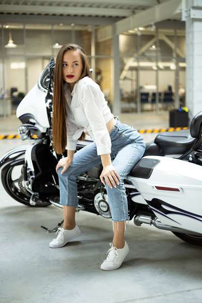 Відома луцька ведуча знялася в рекламі культового мотоцикла (фото)