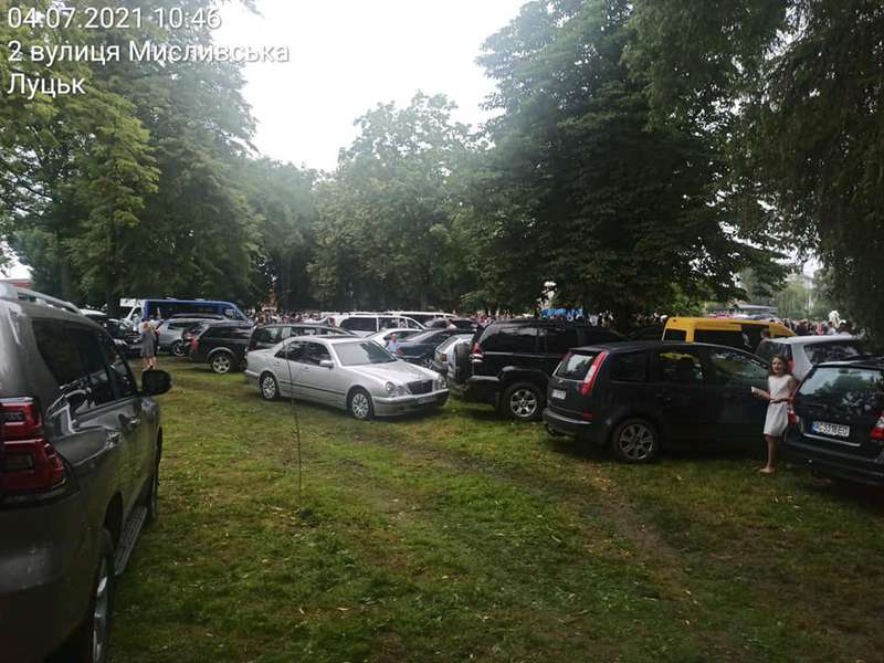 У Луцьку кількадесят християн припаркували авто просто на газоні (фото, відео)
