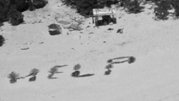 На піску виклали HELP: з безлюдного острова врятували рибалок, які жили там понад тиждень (фото)