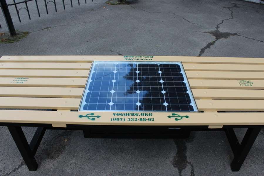 У Луцьку встановили лавку на сонячних батареях