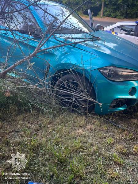 У Луцьку BMW Х6 злетіла з дороги та збила дорожній знак (фото)