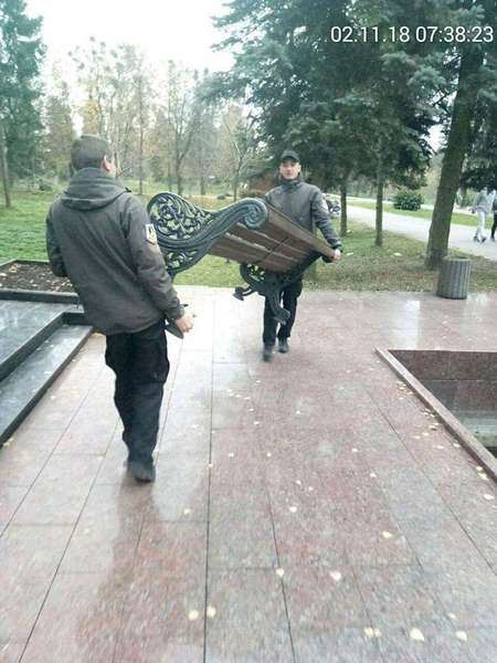 Вандали зробили «перестановку» в центральному парку Луцька (фото)