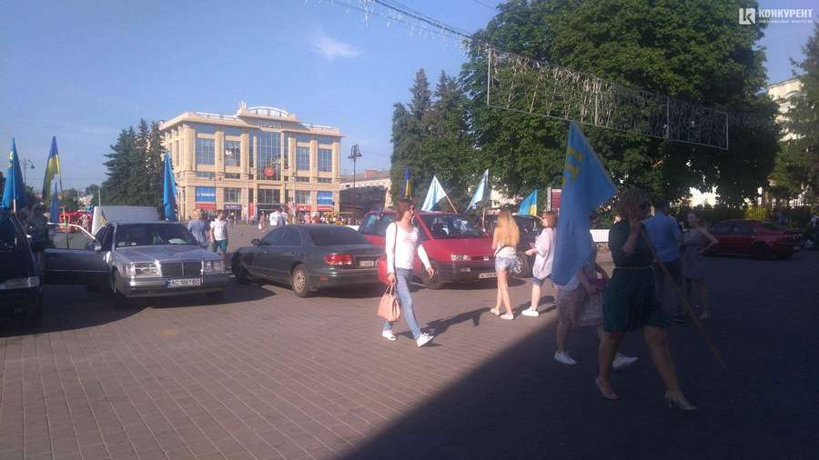 У Луцьку розгорнули найбільший в історії України кримськотатарський прапор