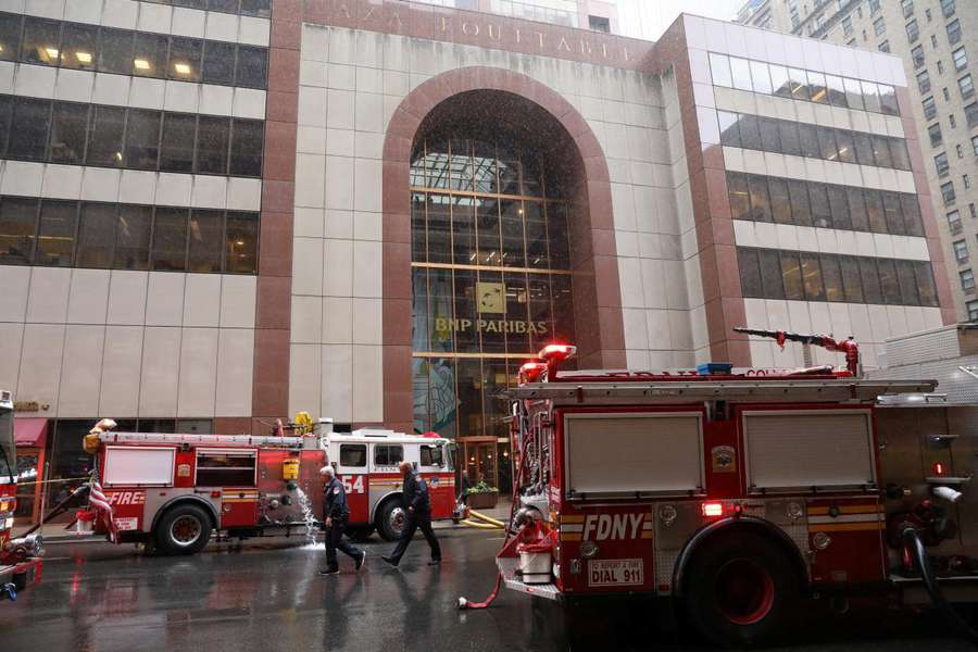 «Жорстка посадка»: у Ньюй-Йорку вертоліт врізався у будівлю