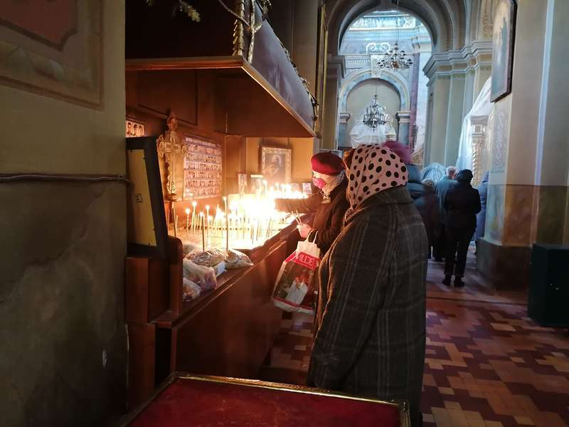 Свічки, молитва й соціальна дистанція: як у луцькому соборі святкують Благовіщення (фото)