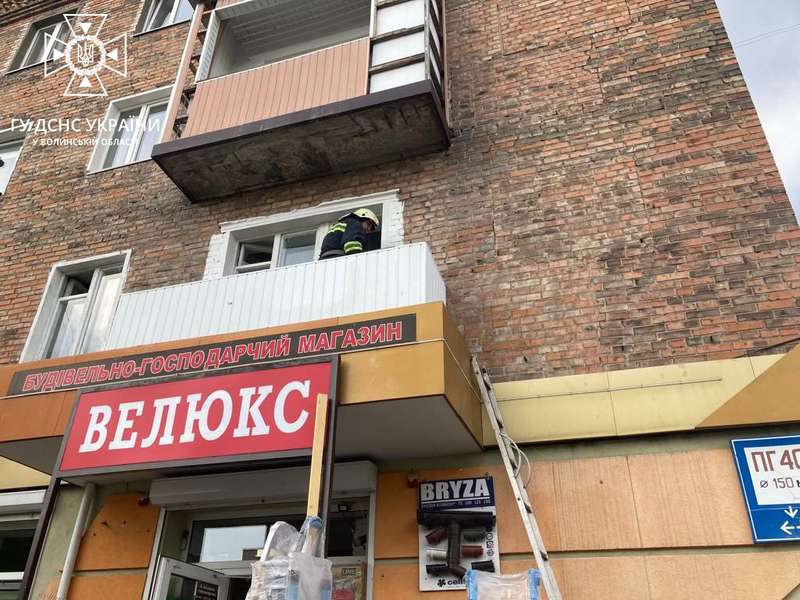 Зайшли через балкон: у Нововолинську рятувальники допомогли чоловіку (фото)