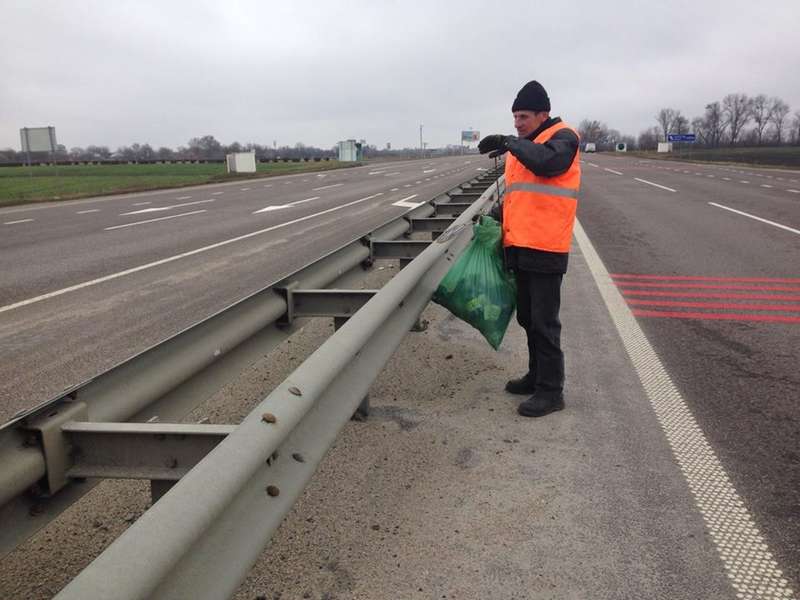 Міністр інфраструктури ініціює високі штрафи за сміття на узбіччі (фото) 