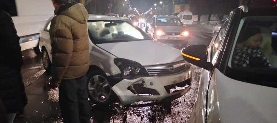 У Луцьку – подвійна аварія за участі таксі: шукають очевидців (фото)