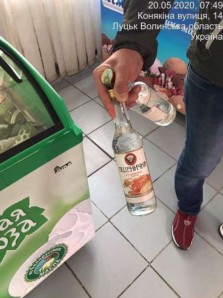 У Луцьку спіймали продавців двох магазинів на продажі «нічного» алкоголю (фото)
