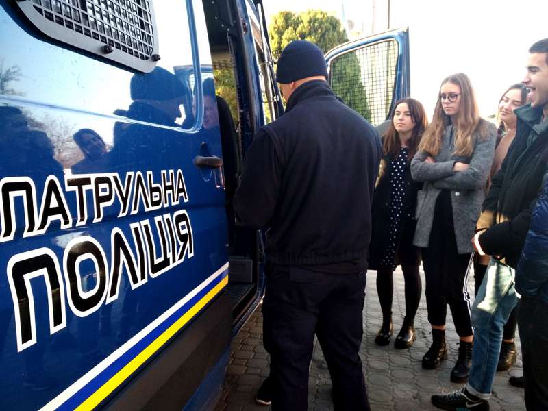 Рація, «броніки» та 100 запитань: луцькі школярі відвідали управління патрульної поліції (фото)