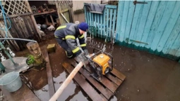 Понад 70 м³ води: у Ківерцях затопило двір (фото)