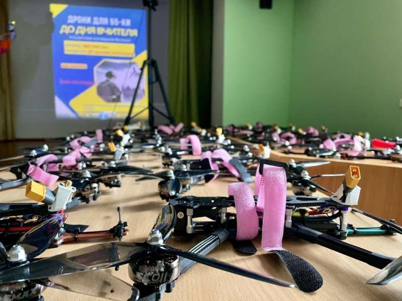 На Волині студенти й викладачі придбали 20 дронів для ЗСУ