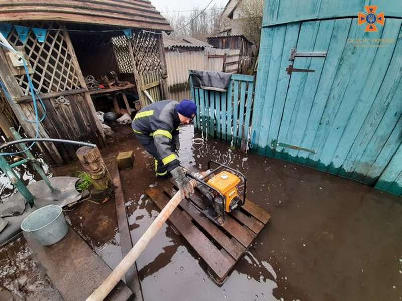 Відкачали понад 150 м³: у Ківерцях і Ковелі затопило двори (фото, відео)