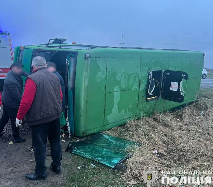 На Львівщині перекинувся рейсовий автобус – 16 травмованих (фото)