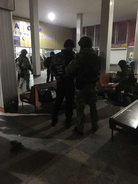 На луцькій автостанції  озброєні силовики провели затримання (фото)