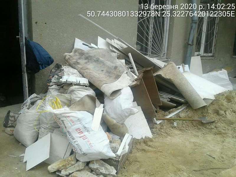 Лучан покарали за сміття під під’їздами після ремонту (фото)